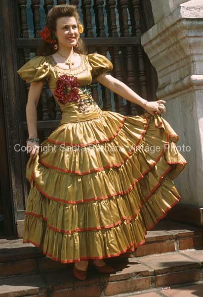 Orgullosa de su Vestido, Fiesta Santa Barbara. CA. - FS12